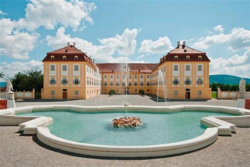 17_Schloss_Hof.jpg